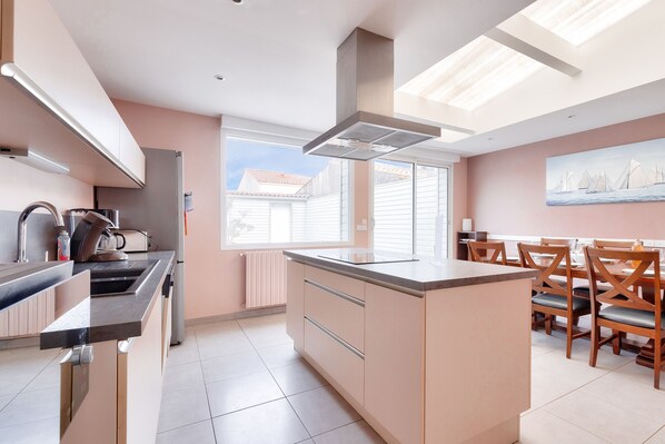 Réfrigérateur, micro-ondes, four, lave-vaisselle