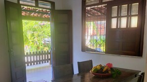 Outdoor dining - Cozy vacation home surrounded by greenery a few steps from the sea (Itaparica)