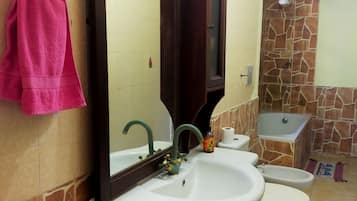 Doccia, bidet, asciugamani, sapone
