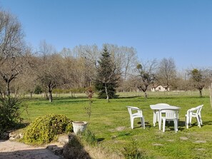 Outdoor dining - Le Gîte du Saule . en Sologne , Entre Chambord et zoo de Beauval (Cheverny)