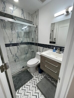 Haartrockner, Handtücher, Seife, Shampoo