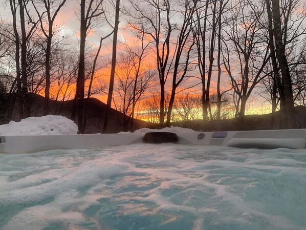 Bañera de hidromasaje al aire libre