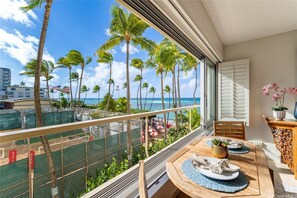 Outdoor dining - Sunny Beach Condo Oahu (Honolulu)