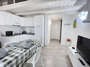 Fridge, microwave, oven, stovetop - Affittimoderni Castelsardo The Sun - CSSO12 (Castelsardo)