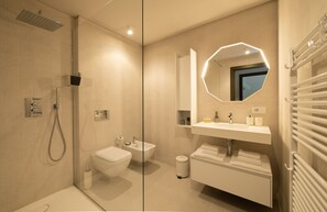 Hair dryer, towels, soap, shampoo - Cicerone Apartment - Elegant apartment in the heart of Bergamo (Bergamo)