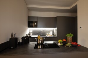 Fridge, microwave, oven, stovetop - Cicerone Apartment - Elegant apartment in the heart of Bergamo (Bergamo)
