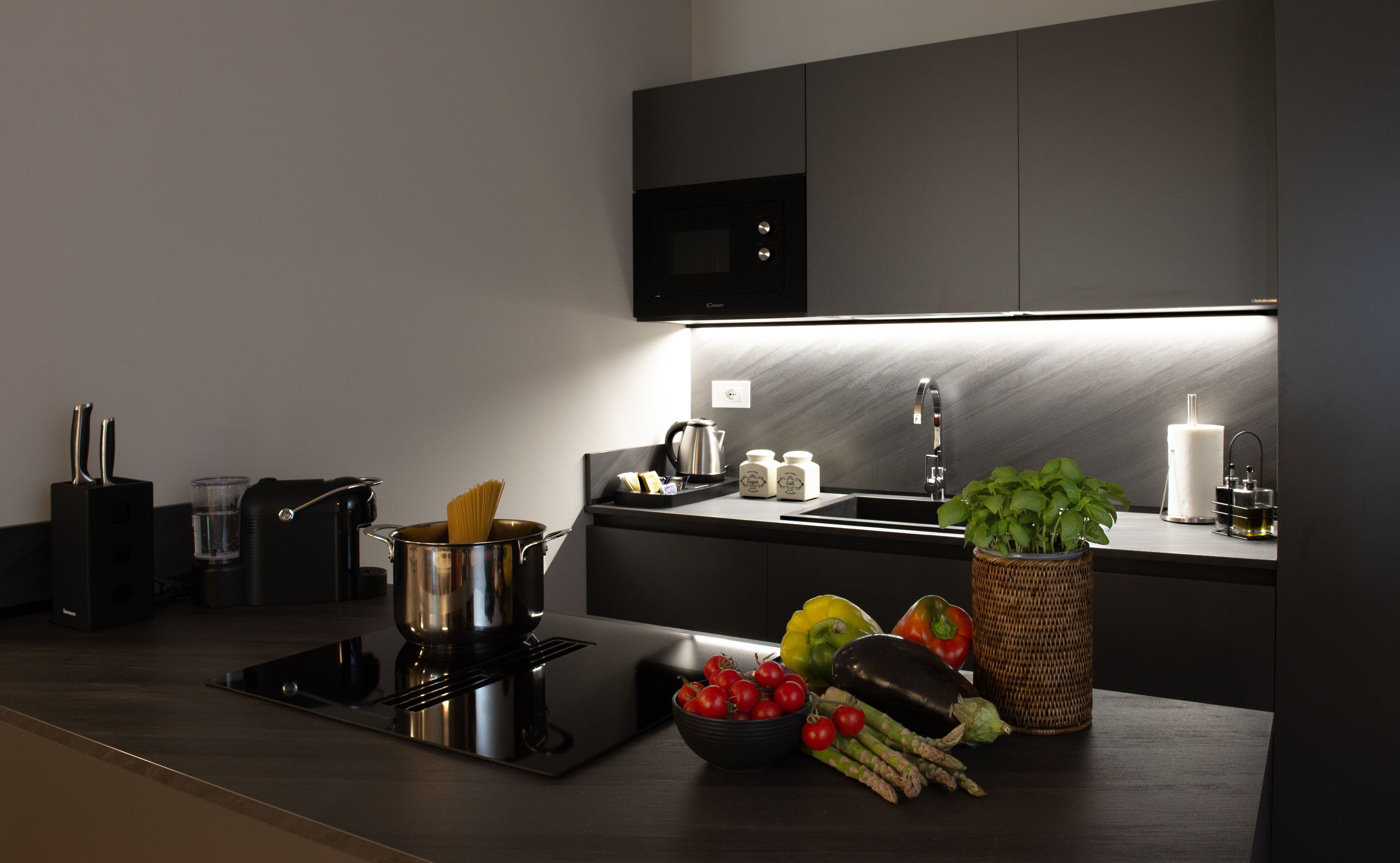 Frigorifero, microonde, forno, piano cottura