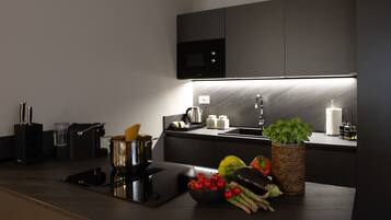 Frigorifero, microonde, forno, piano cottura