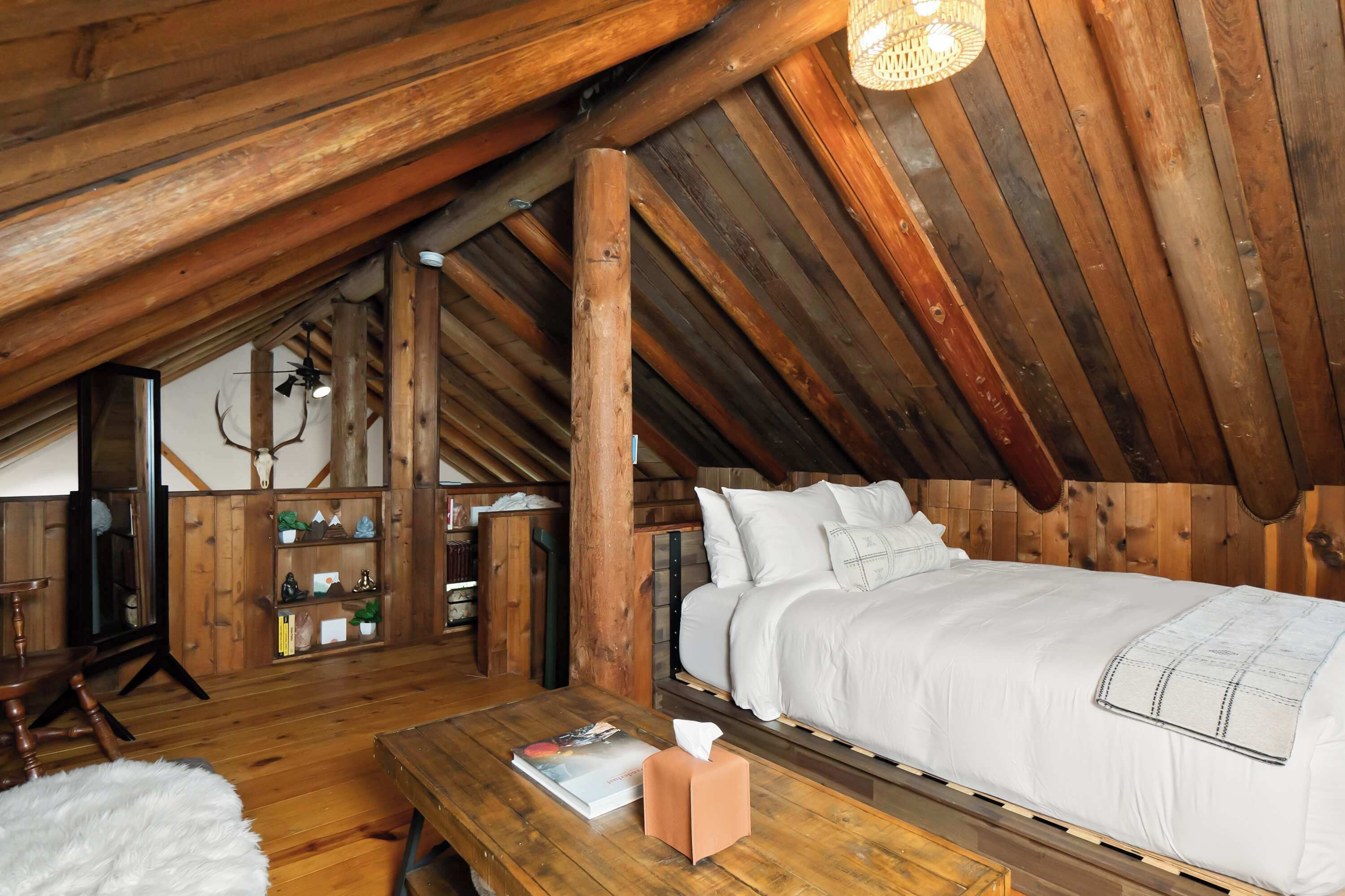 2 bedrooms, desk, WiFi, bed sheets