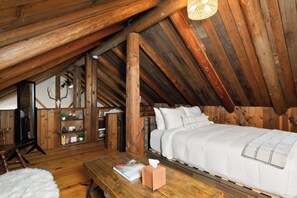 2 bedrooms, desk, WiFi, bed sheets