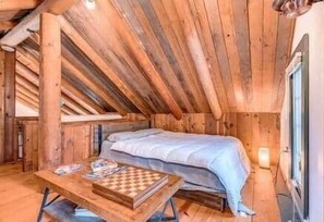 2 bedrooms, desk, WiFi, bed sheets