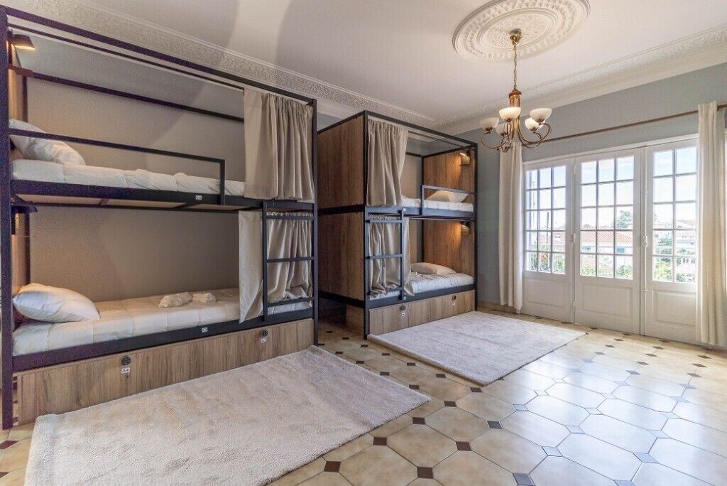 1 chambre, coffres-forts dans les chambres, fer et planche à repasser