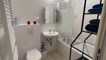 Haartrockner, Handtücher, Toilettenpapier