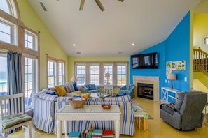 Tv, dvd-spelare, bordsfotboll och en stereo