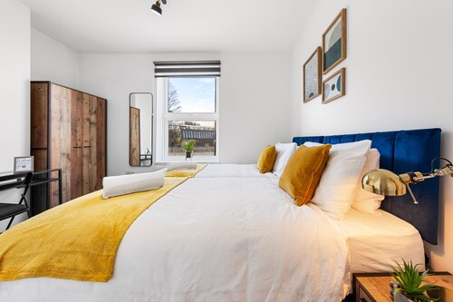 Luxury Home+Sleeps/11+Central+Games+Free Parking