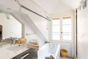 Hair dryer, towels, soap, toilet paper - Appartement Chic et Confortable Dans le « Paris Branché » (Paris)