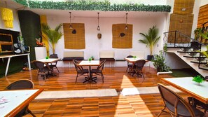 Dining - Economic King Size Bed Downtown with AC and WiFi (Mérida)