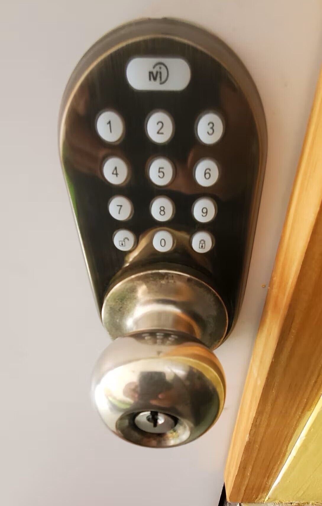 Une serrure de porte dotée d’un clavier numérique et d’un trou de serrure.