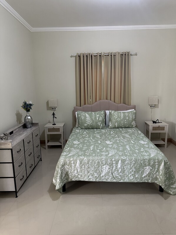 3 室のベッドルーム、アイロン / アイロン台、WiFi、ベッドシーツ