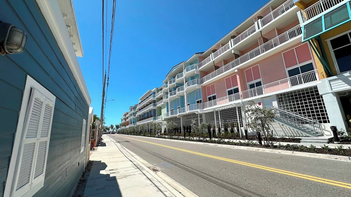 Un immeuble à plusieurs étages doté de balcons, avec un ciel dégagé.