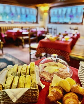 Desayuno bufé gratuito y diario