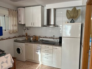 Køleskab, mikrobølgeovn, ovn, kogeplade