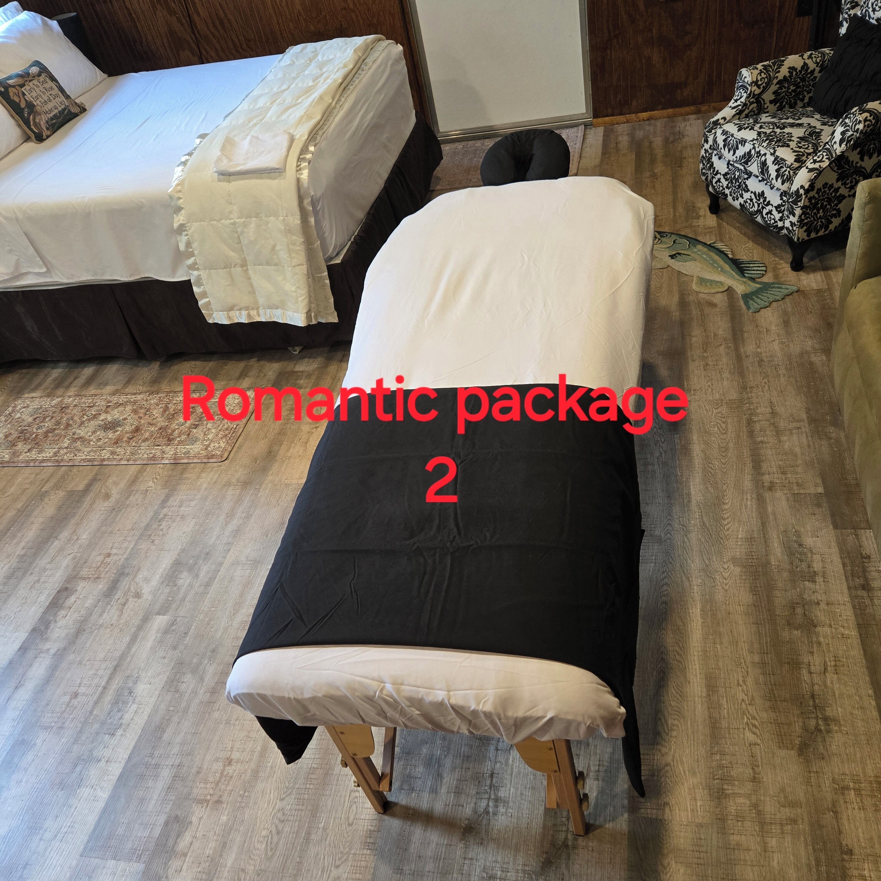 Ein Schlafzimmer mit einem Bett, einem Nachttisch und einem Sessel. Ein Textfeld zeigt 'Romantic package 2'.