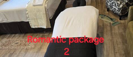 Ein Schlafzimmer mit einem Bett, einem Nachttisch und einem Sessel. Ein Textfeld zeigt 'Romantic package 2'.