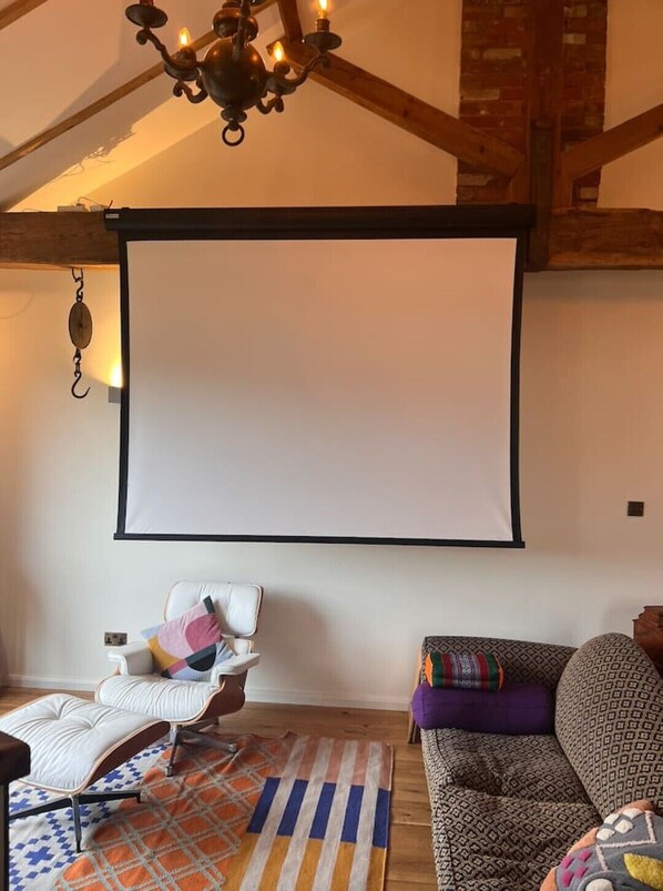 Living area - Unique luxury self-contained oast house (Plaxtol)