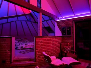 1 bedroom, iron/ironing board, WiFi, bed sheets - Unique luxury self-contained oast house (Plaxtol)