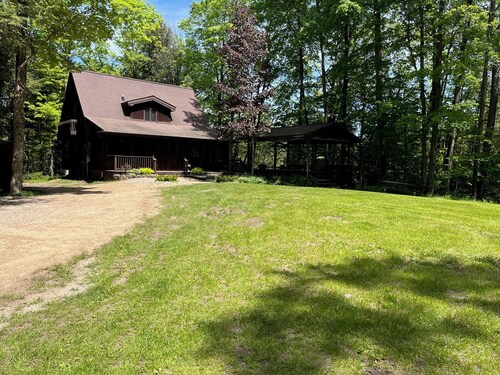 Cozy family cottage near Crystal Mountain on the Betsie River.
