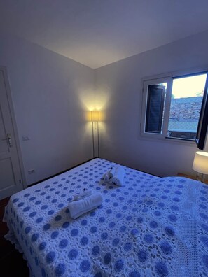 2 chambres, fer et planche à repasser, Wi-Fi, draps fournis