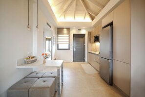 Appartement Deluxe, vue mer | Coin séjour | Télévision
