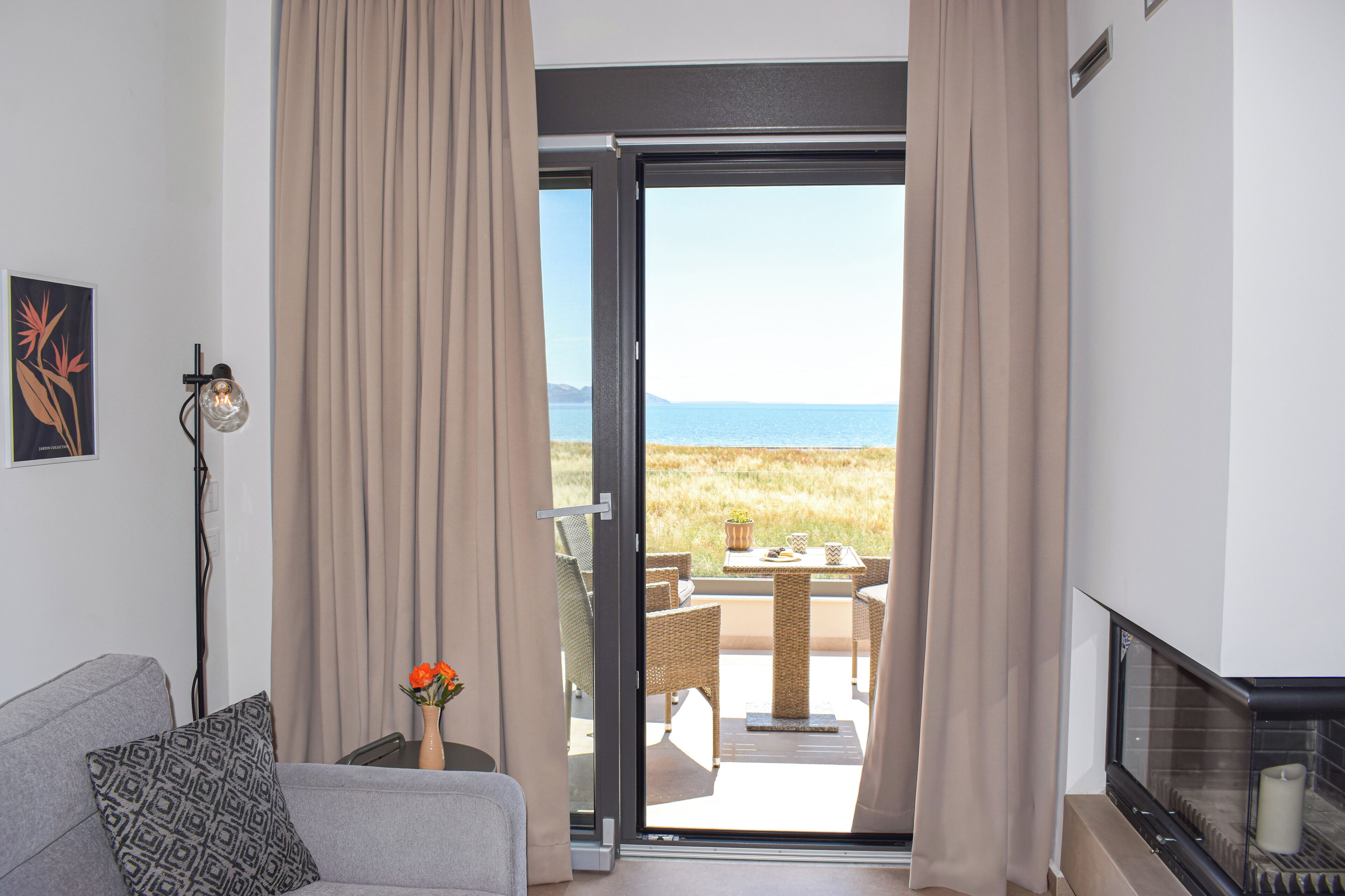 Apartamento luxo, vista para o mar | Área de estar | TV