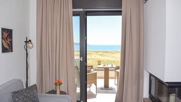 Deluxe-huoneisto, merinäköala | Oleskelualue | Televisio