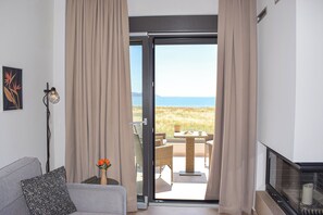 Apartamento luxo, vista para o mar | Área de estar | TV