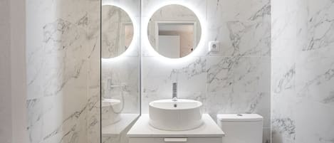 Dusche, Haartrockner, Handtücher