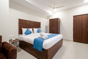 Habitación superior con 1 cama doble o 2 individuales, vistas a la ciudad | Escritorio, wifi gratis, ropa de cama