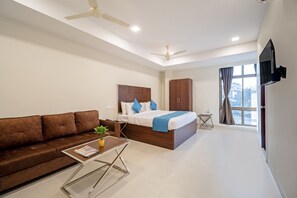 Desk, free WiFi, bed sheets - Monday Hotels - Swarna's The Capital (Penumuluru)