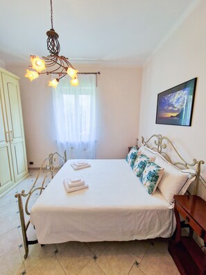 2 soverom, skrivebord, strykejern/-brett og wi-fi