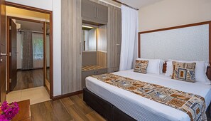 Executive-Apartment, 3 Schlafzimmer, Gartenblick | 3 Schlafzimmer, Schreibtisch, laptopgeeigneter Arbeitsplatz