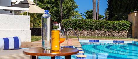 Căn hộ Executive, 3 phòng ngủ, có thể sử dụng hồ bơi, quang cảnh hồ bơi | 3 phòng ngủ, bàn, truy cập Internet không dây miễn phí