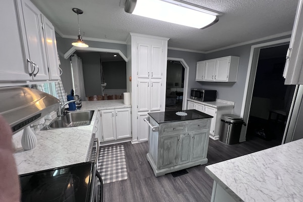 Een koelkast, een microgolfoven, een oven, een kookplaat