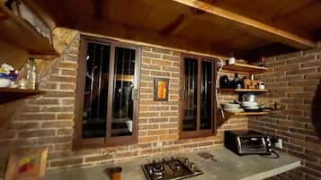 Fridge, oven, cookware/dishes/utensils, dining tables