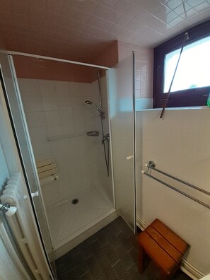 Regadera, amenidades de baño gratuitas, secadora de cabello, toallas 