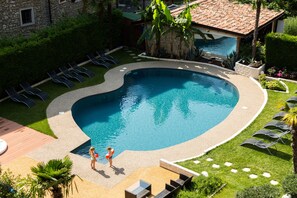 Una piscina al aire libre de temporada