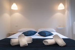 Espacio para trabajar con laptop, wifi gratis y ropa de cama 