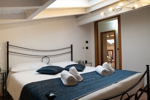 Laptop workspace, free WiFi, bed sheets - Apartments Canarino (Riva del Garda)