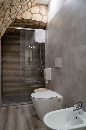 Appartement, 2 slaapkamers, uitzicht op bergen, tuin | Badkamer | Een haardroger, zeep, shampoo, toiletpapier