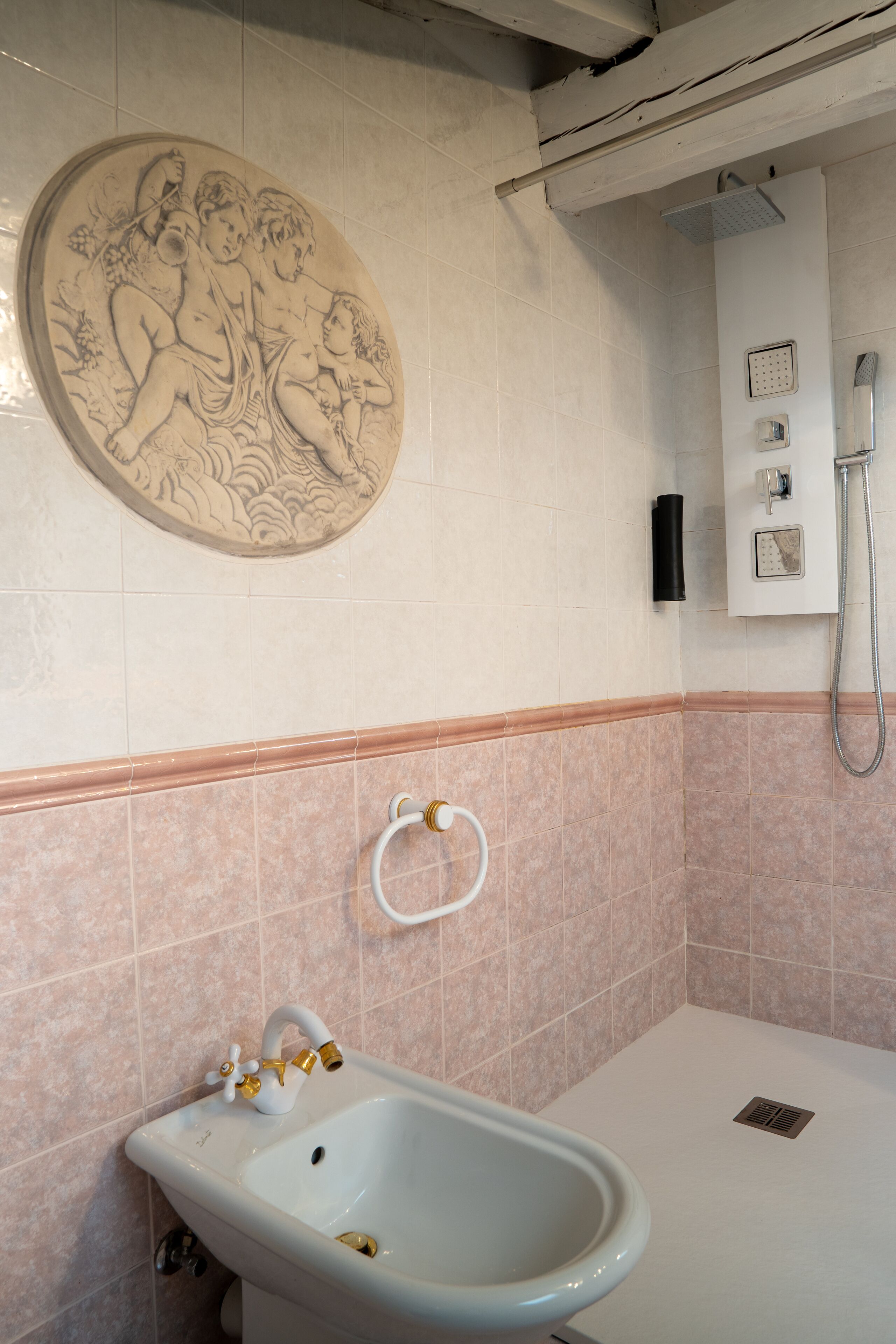 Un baño con bañera, lavamanos y ducha.